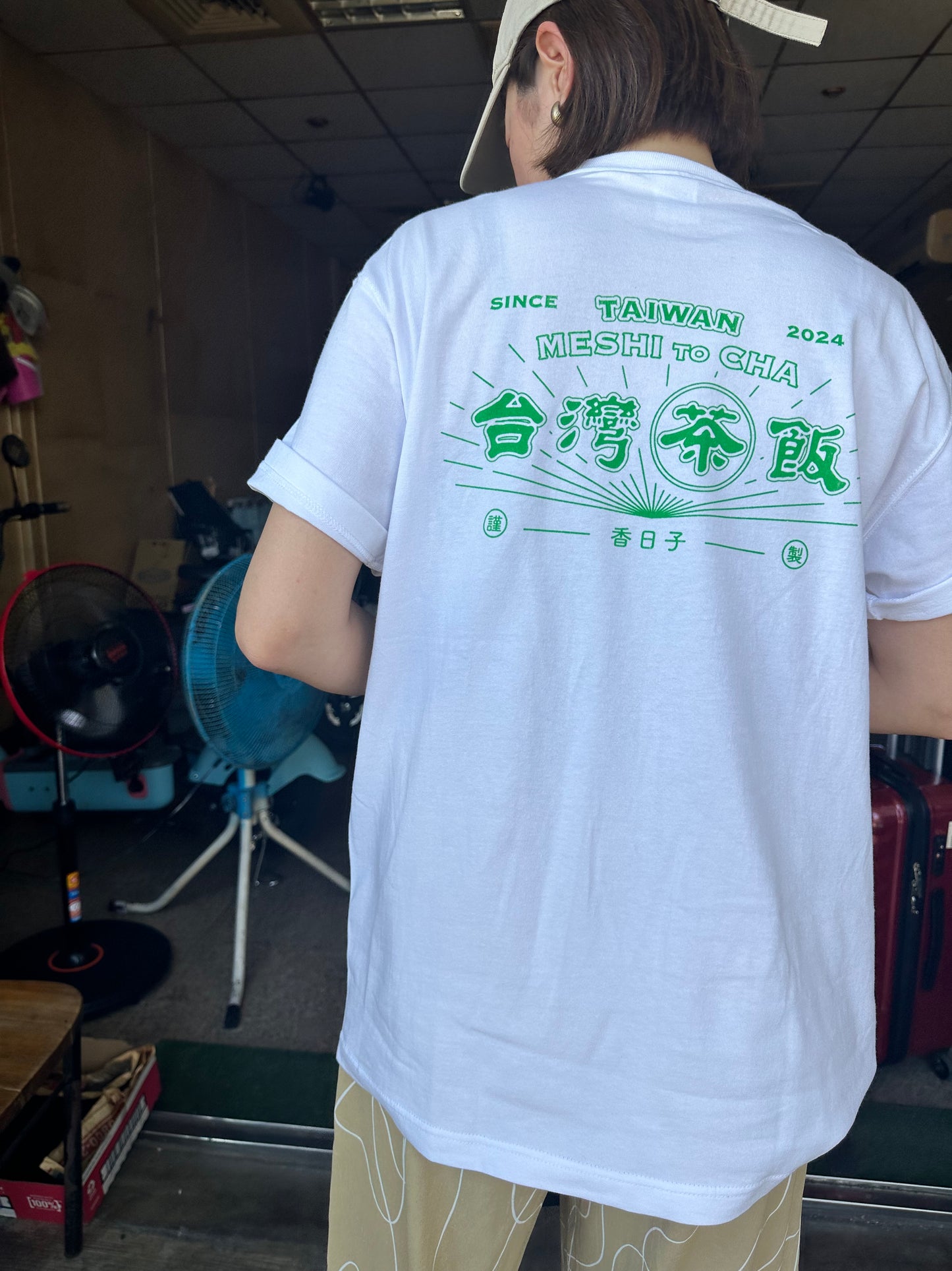 【香日子】TAIWAN Meshi to Cha 台湾茶飯 半袖ポ ケット有 白Tシャツ