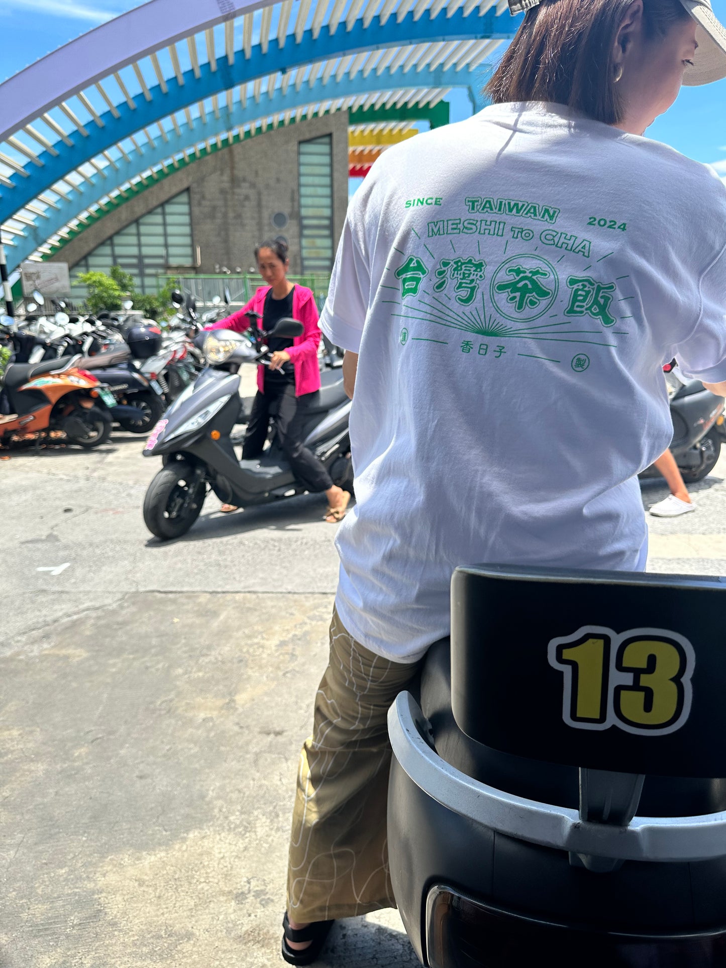 【香日子】TAIWAN Meshi to Cha 台湾茶飯 半袖ポ ケット有 白Tシャツ