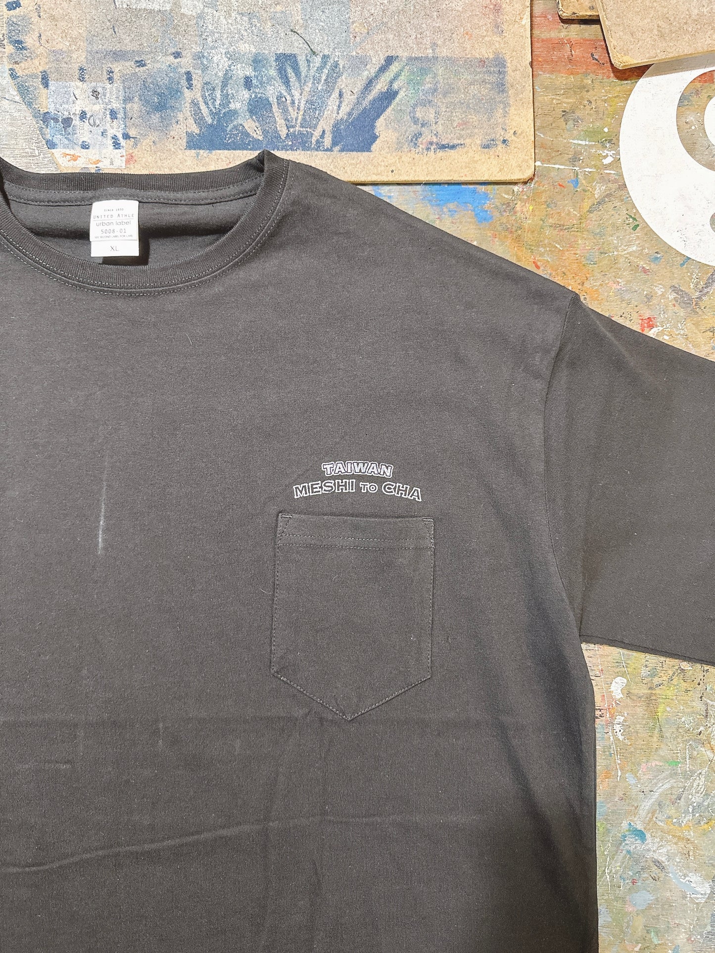 【香日子】TAIWAN Meshi to Cha 台湾茶飯 半袖ポ ケット有 黒Tシャツ