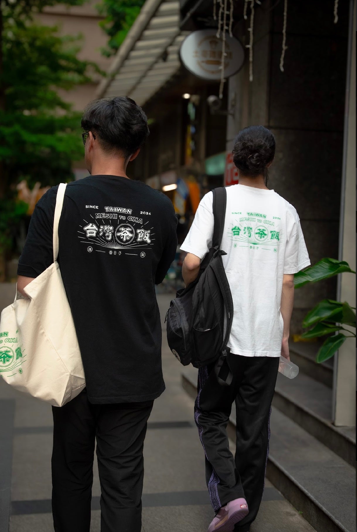 【香日子】TAIWAN Meshi to Cha 台湾茶飯 半袖ポ ケット有 黒Tシャツ