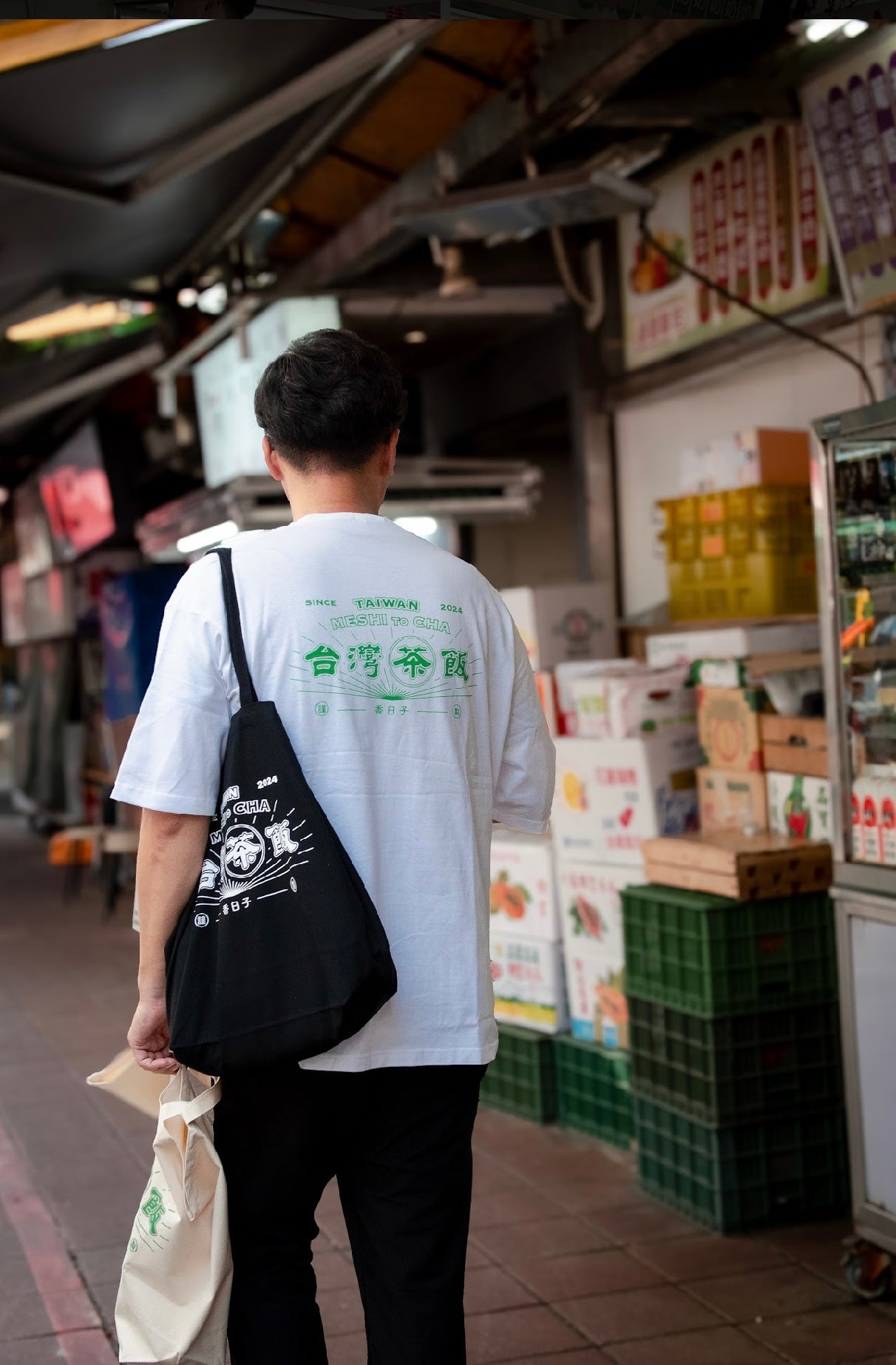 【香日子】TAIWAN Meshi to Cha 台湾茶飯 半袖ポ ケット有 白Tシャツ