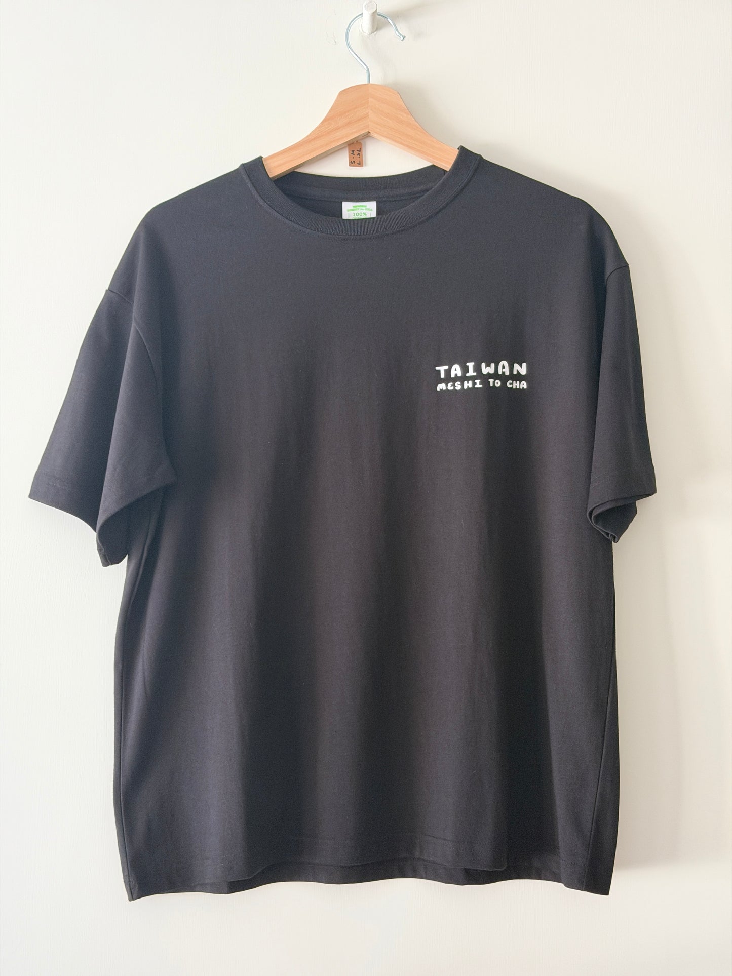 【香日子】TAIWAN Meshi to Cha 台湾茶飯 半袖　老街(ラオジェ)T　ブラックTシャツ
