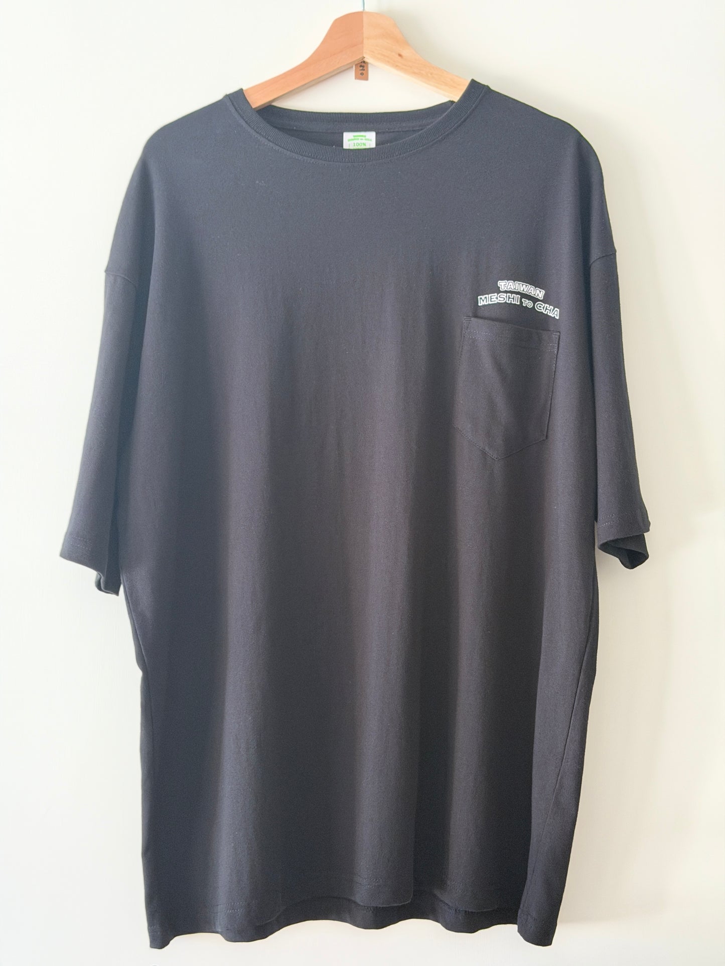 【香日子】TAIWAN Meshi to Cha 台湾茶飯 半袖ポ ケット有　黒Tシャツ