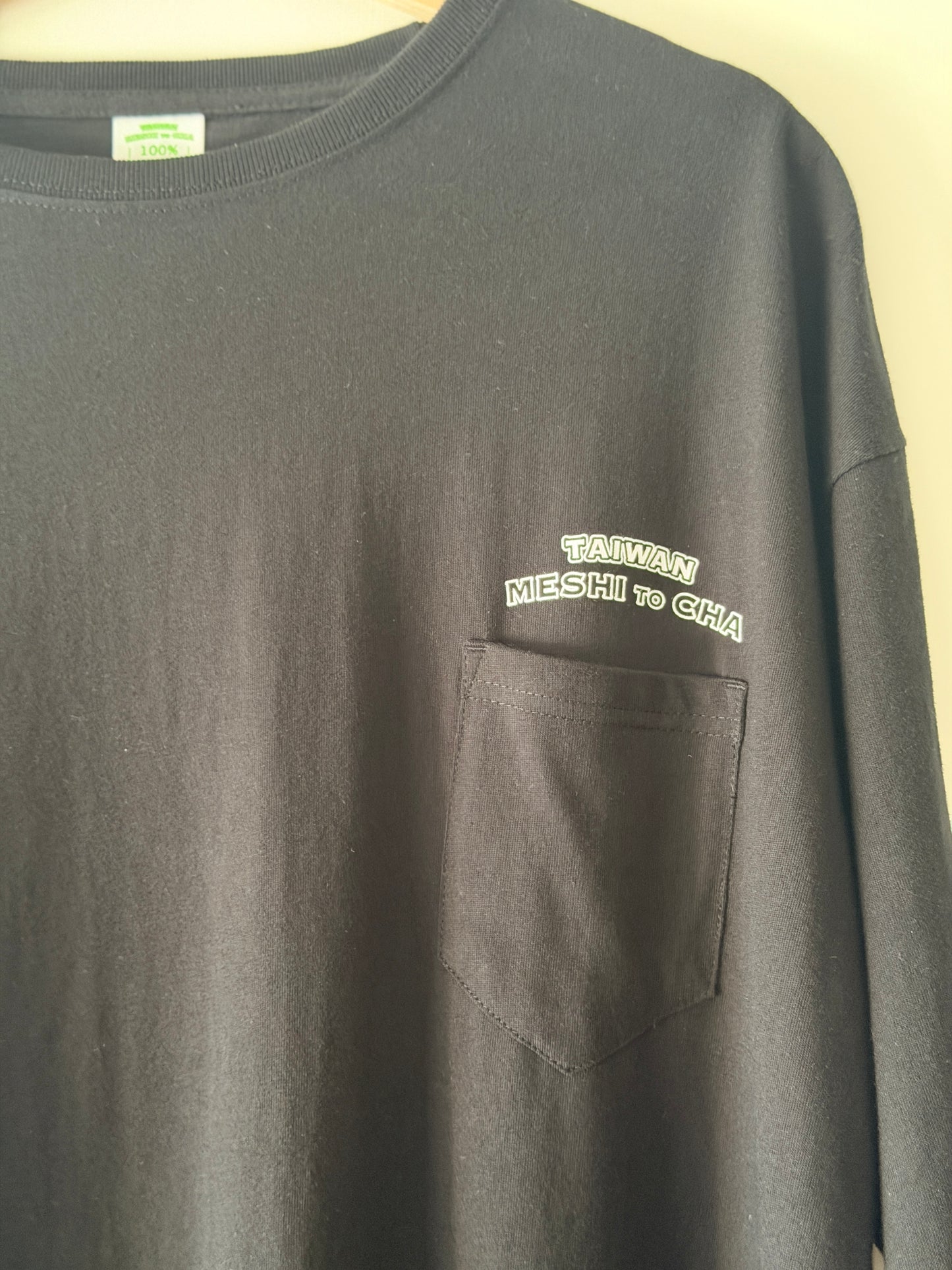 【香日子】TAIWAN Meshi to Cha 台湾茶飯 半袖ポ ケット有　黒Tシャツ