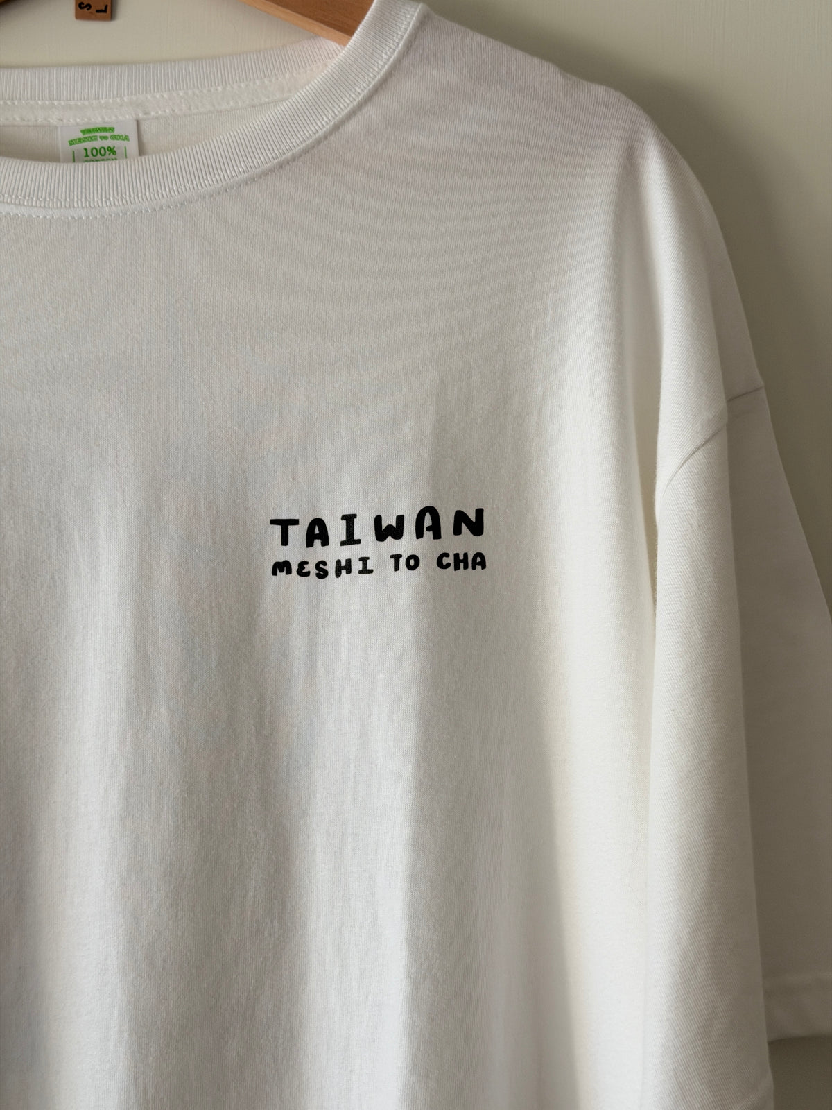 【香日子】TAIWAN Meshi to Cha 台湾茶飯 半袖老街(ラオジェ)T　白Tシャツ