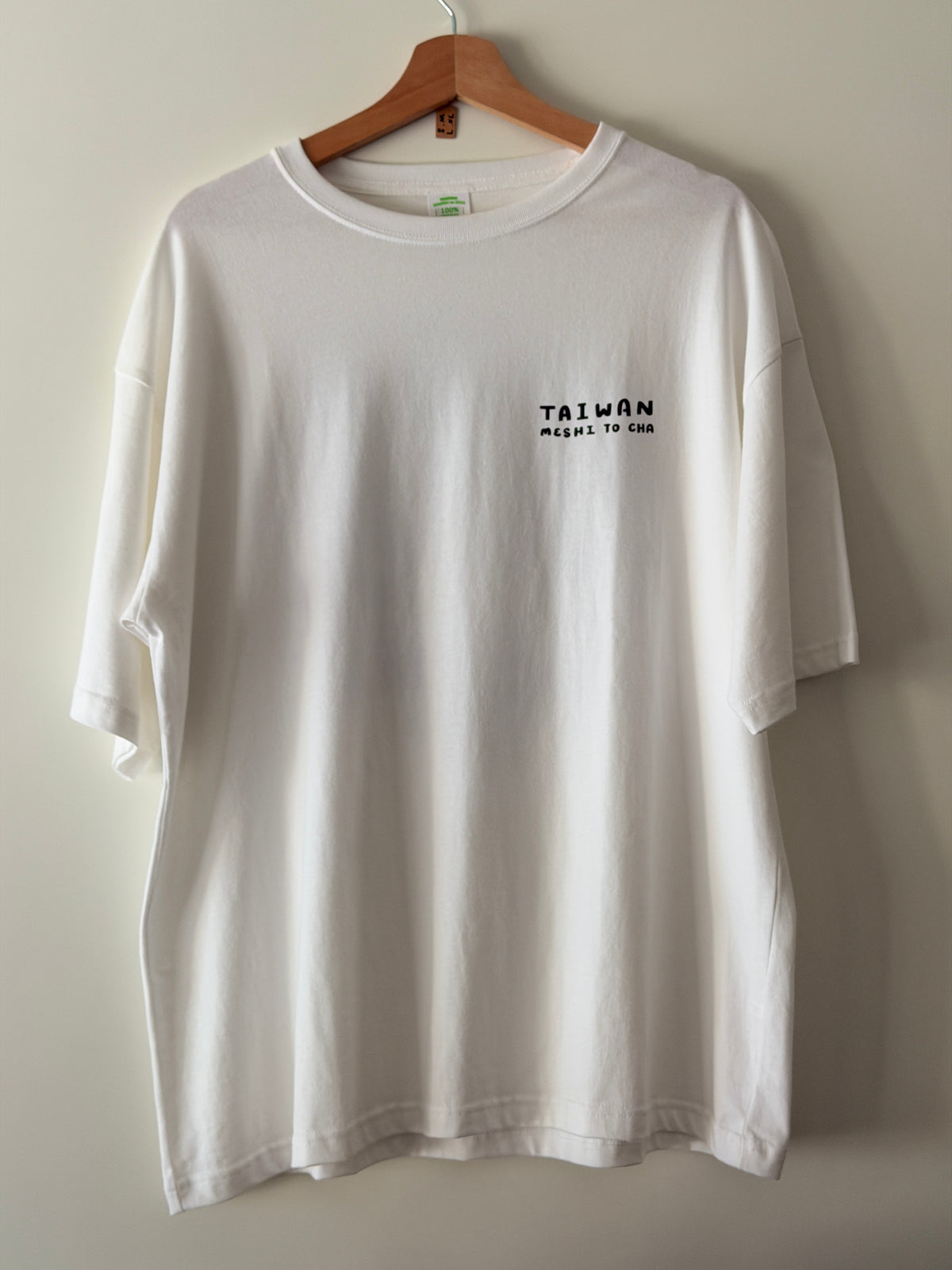 【香日子】TAIWAN Meshi to Cha 台湾茶飯 半袖老街(ラオジェ)T　白Tシャツ