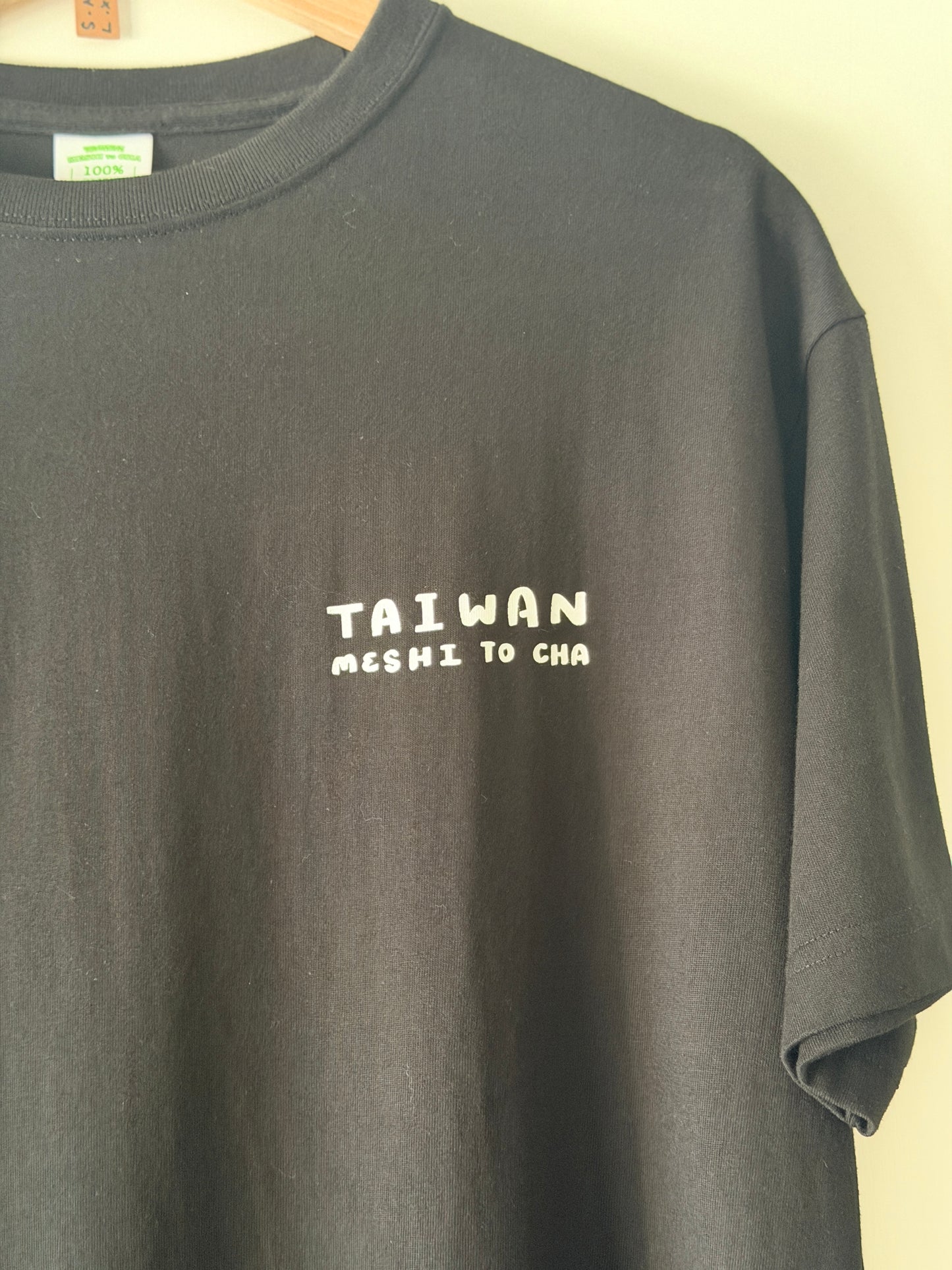 【香日子】TAIWAN Meshi to Cha 台湾茶飯 半袖　老街(ラオジェ)T　ブラックTシャツ